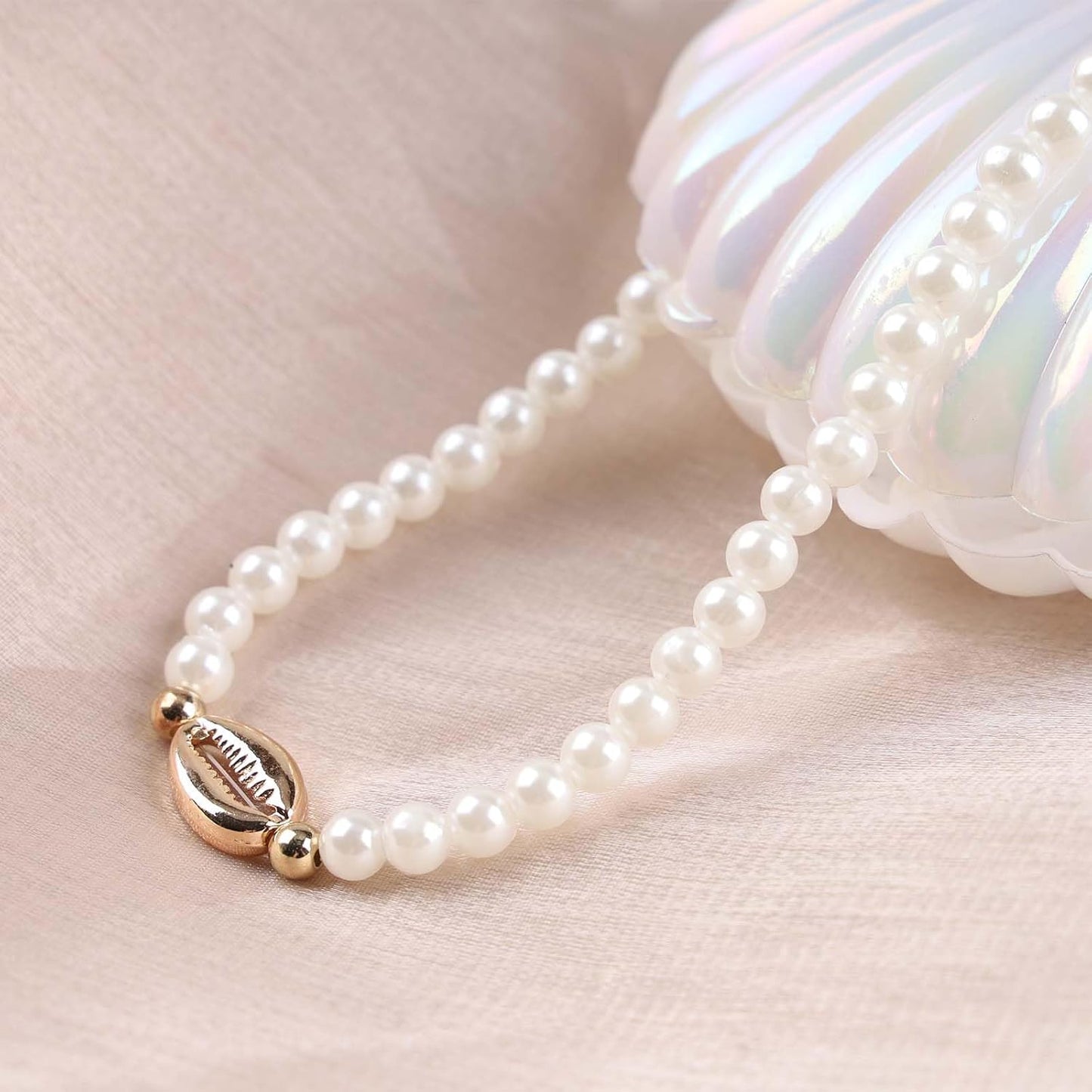 Boho Shell Pearl Necklace Choker Gold Dainty Pearl Strands Choker Necklaces Statement Seashell Surfer Necklaces Minimalist Baroque Pearl Necklace Chain Jewelry for Women